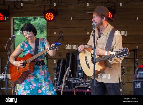 “Jolene” Melds Haunting Vocals with Driving Banjo Riffs